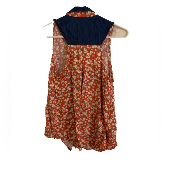 EUC Nollie Women’s Sleeveless Collared Rayon Floral Blouse in Red Floral - Picture 2 of 5